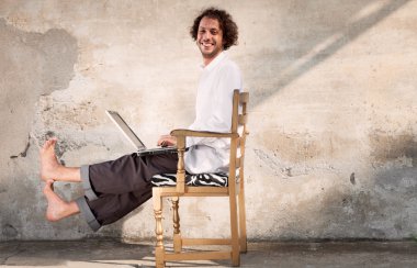 Bilgisayarlı genç adam