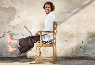 Bilgisayarlı genç adam