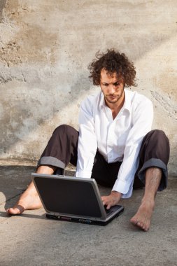 Dizüstü bilgisayarda çalışan adam