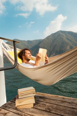 Genç adam üstünde göl rıhtım