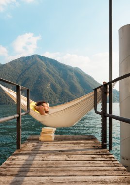 Genç adam üstünde göl rıhtım