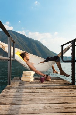 Genç adam üstünde göl rıhtım