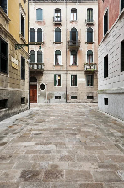 Karakteristisk gata i Venedig — Stockfoto