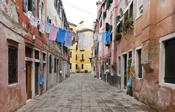 Karakteristisk gata i Venedig, Italien — Stockfoto