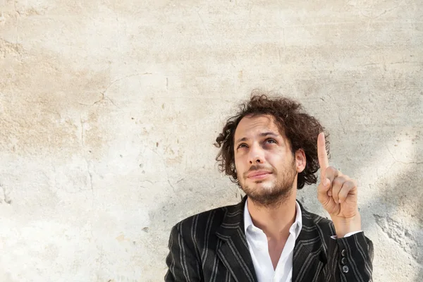 Portret van vrolijke jonge man — Stockfoto