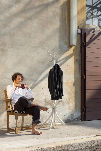 Jeune homme avec une tasse de café — Photo