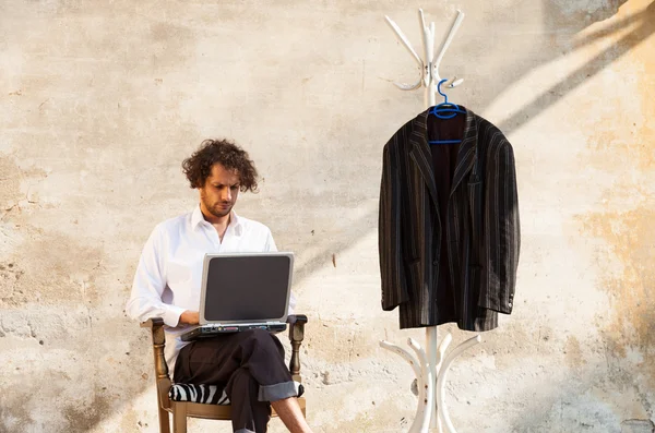 Man working on laptop — Stock Photo, Image