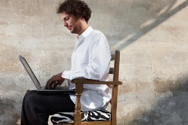 Jovem com laptop — Fotografia de Stock