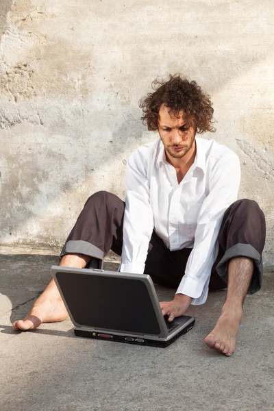 Muž pracující na notebooku — Stock fotografie