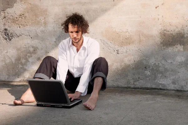 Man werkt op laptop — Stockfoto