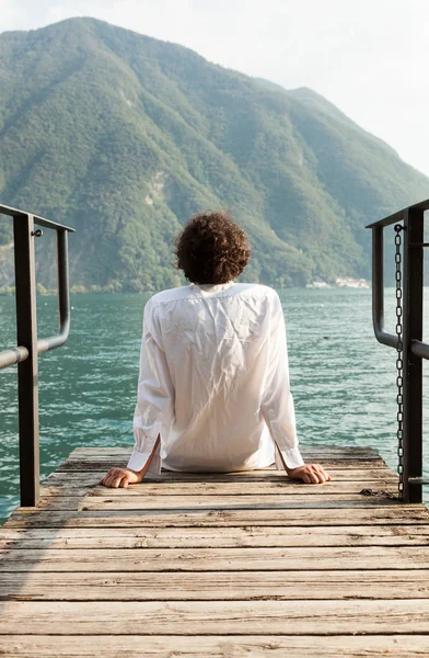 Young man on the dock of Lake — Stock Photo, Image