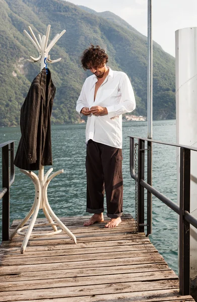 Retrato de jovem no lago — Fotografia de Stock