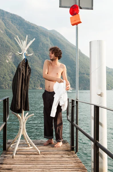 Retrato de jovem no lago — Fotografia de Stock