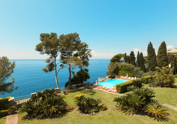 Piscina y jardín cerca del mar — Foto de Stock