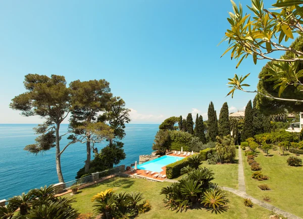 Piscina y jardín cerca del mar — Foto de Stock