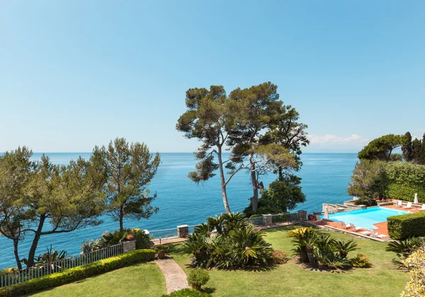 Piscina e jardim perto do mar — Fotografia de Stock