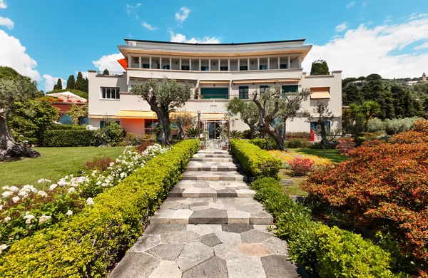 Beautiful garden of a villa — Stock Photo, Image