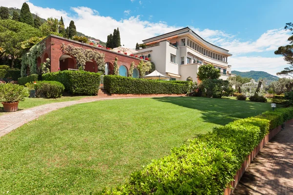 Beautiful garden of a villa — Stock Photo, Image