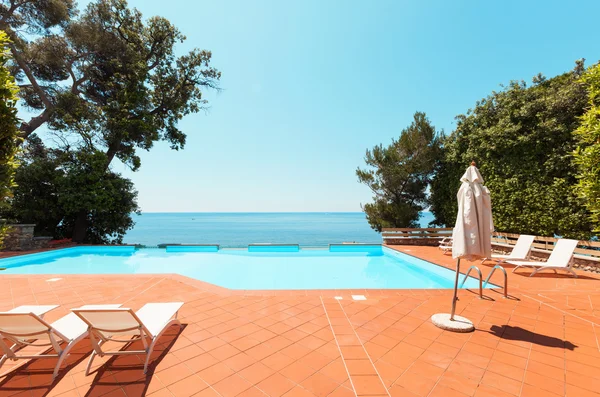 Blick auf den schönen Pool — Stockfoto