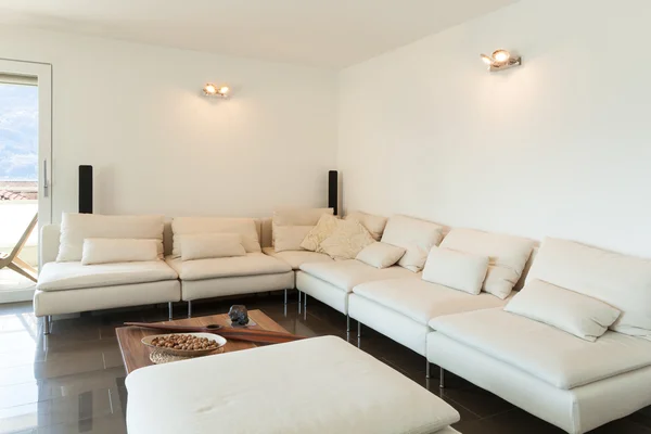 Apartamento, sala de estar cómoda — Foto de Stock
