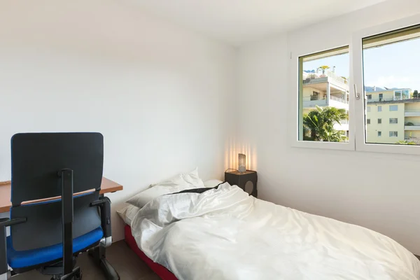 Wohnung, weißes Schlafzimmer — Stockfoto