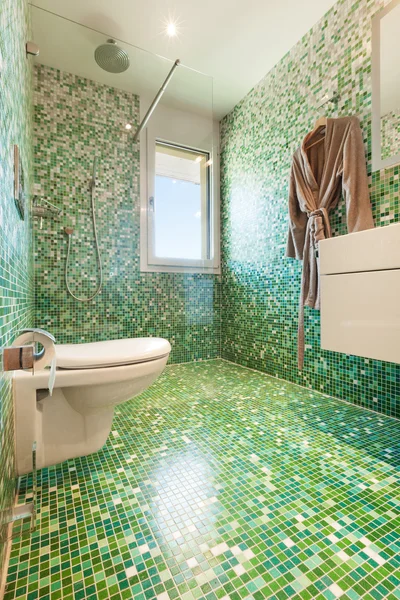 Lägenhet, grönt badrum — Stockfoto