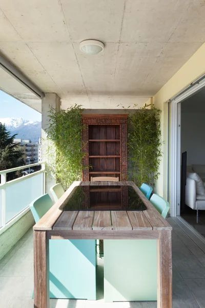 Balkon met tafel en stoelen — Stockfoto