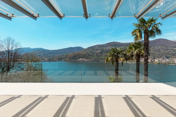 Interiores, hermosa terraza con vistas al lago — Foto de Stock
