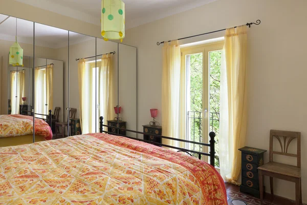Sypialnia w stylu rustykalnym domu — Zdjęcie stockowe
