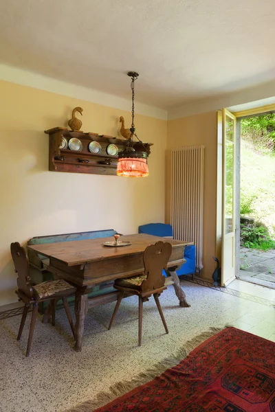 Interior, mesa de comedor de madera vieja — Foto de Stock