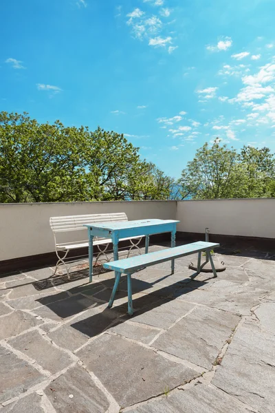 Terraza de una casa de campo, suelo de piedra — Foto de Stock