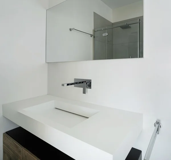 Interiores, baño blanco — Foto de Stock