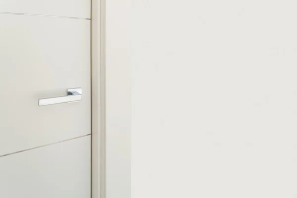 Drzwi ze stalową rączką — Zdjęcie stockowe