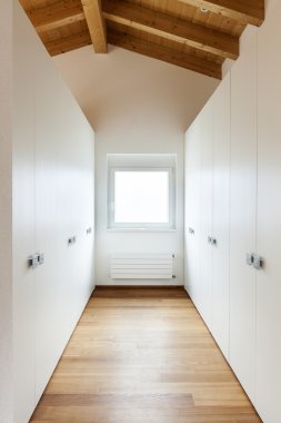 çatı katı iç, dolaplar