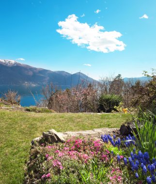 Bahçe, dağ ve göl