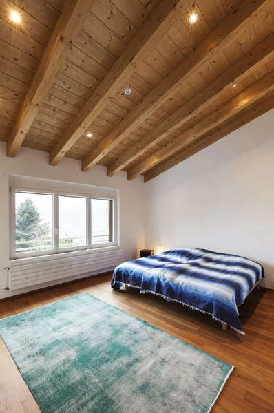Çatı katı iç, yatak odası — Stok fotoğraf