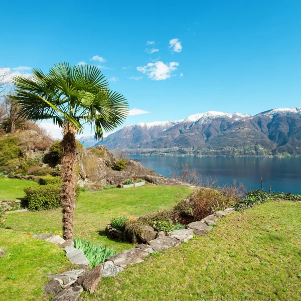 Jardín, montañas y lago — Foto de Stock