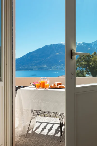 Frühstück auf dem Balkon, draußen — Stockfoto