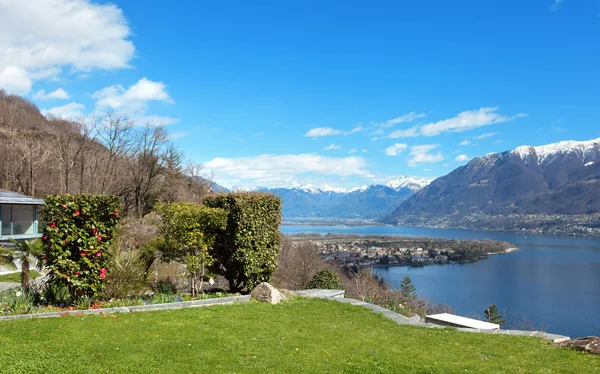Szwajcarski krajobraz: ogród — Zdjęcie stockowe