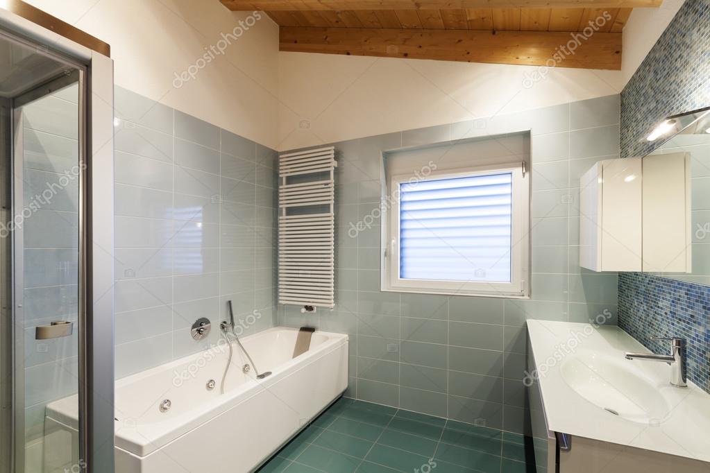 TetÅtéri belsÅ, fürdÅszoba — stock fotó © zveiger #81574372 Tetőtéri fürdőszobák
