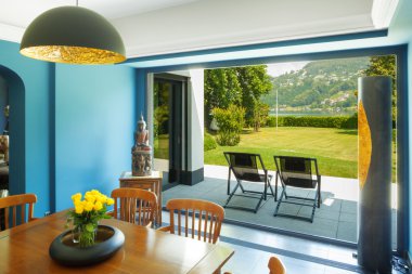 Modern bir evde yemek odası.