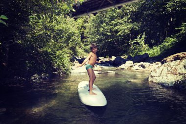 genç çocuk nehir ona sörf tahtası dalga sörf