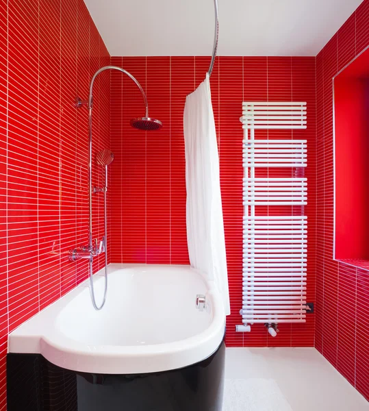 Banheiro vermelho em uma casa moderna — Fotografia de Stock