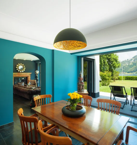 Sala da pranzo in una casa moderna — Foto Stock