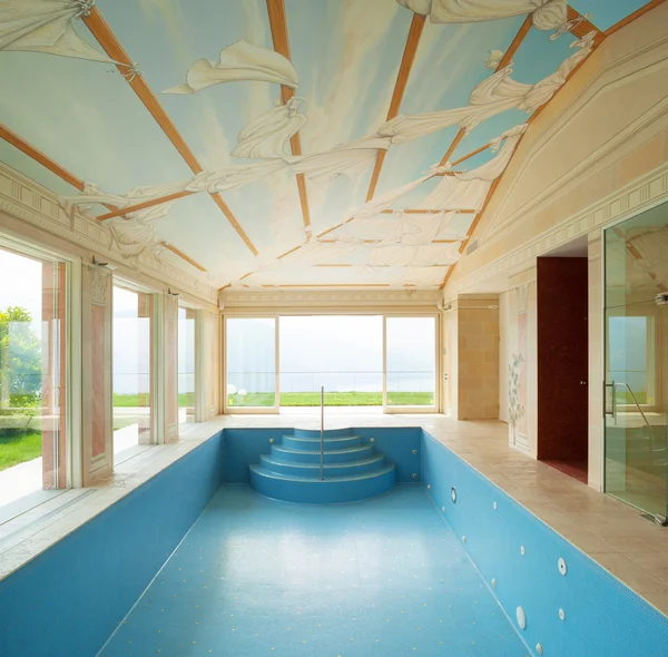 Villa intérieure, piscine décorée — Photo