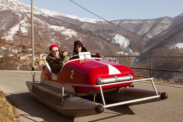 Doce e estranho casal surfar em um pedalos no inverno (não — Fotografia de Stock