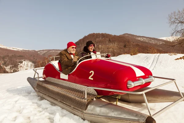 Doce e estranho casal surfar em um pedalos no inverno (não — Fotografia de Stock