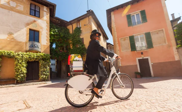 Mujer en bicicleta por las calles del país — Foto de Stock