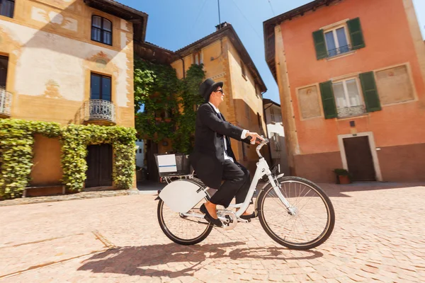 Mujer en bicicleta por las calles del país — Foto de Stock