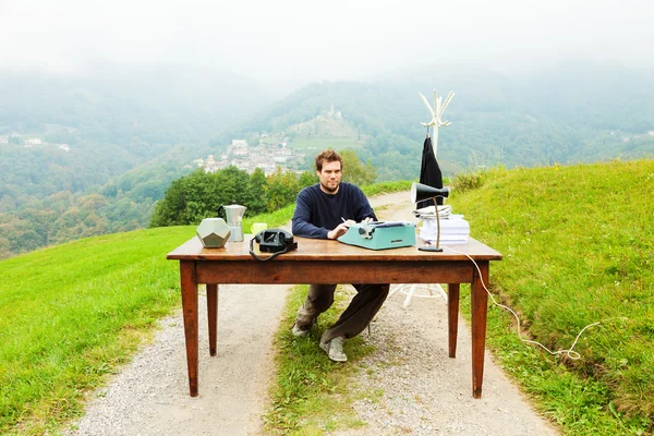 언덕에 그의 사무실에서 일 하는 소년 — 스톡 사진